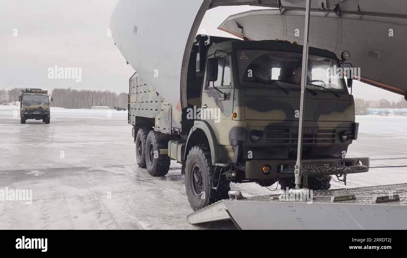 220107 -- MOSKAU, 7. Januar 2022 -- Screenshot vom 6. Januar 2022 zeigt einen LKW, der ein militärisches Transportflugzeug auf dem Chkalovsky-Flugplatz am Stadtrand von Moskau, Russland, besteigt. Die russischen Luft- und Raumfahrtstreitkräfte liefern ein Kontingent nach Kasachstan als Teil einer Friedenssicherungsmission, die von der Organisation für den Kollektiven Sicherheitsvertrag CSTO organisiert wird, sagte der Militärblock am Donnerstag. Das russische Verteidigungsministerium/Handout über Xinhua RUSSLAND-MOSKAU-CSTO-FRIEDENSTRUPPEN AN KASACHSTAN BaixXueqi PUBLICATIONxNOTxINxCHN Stockfoto