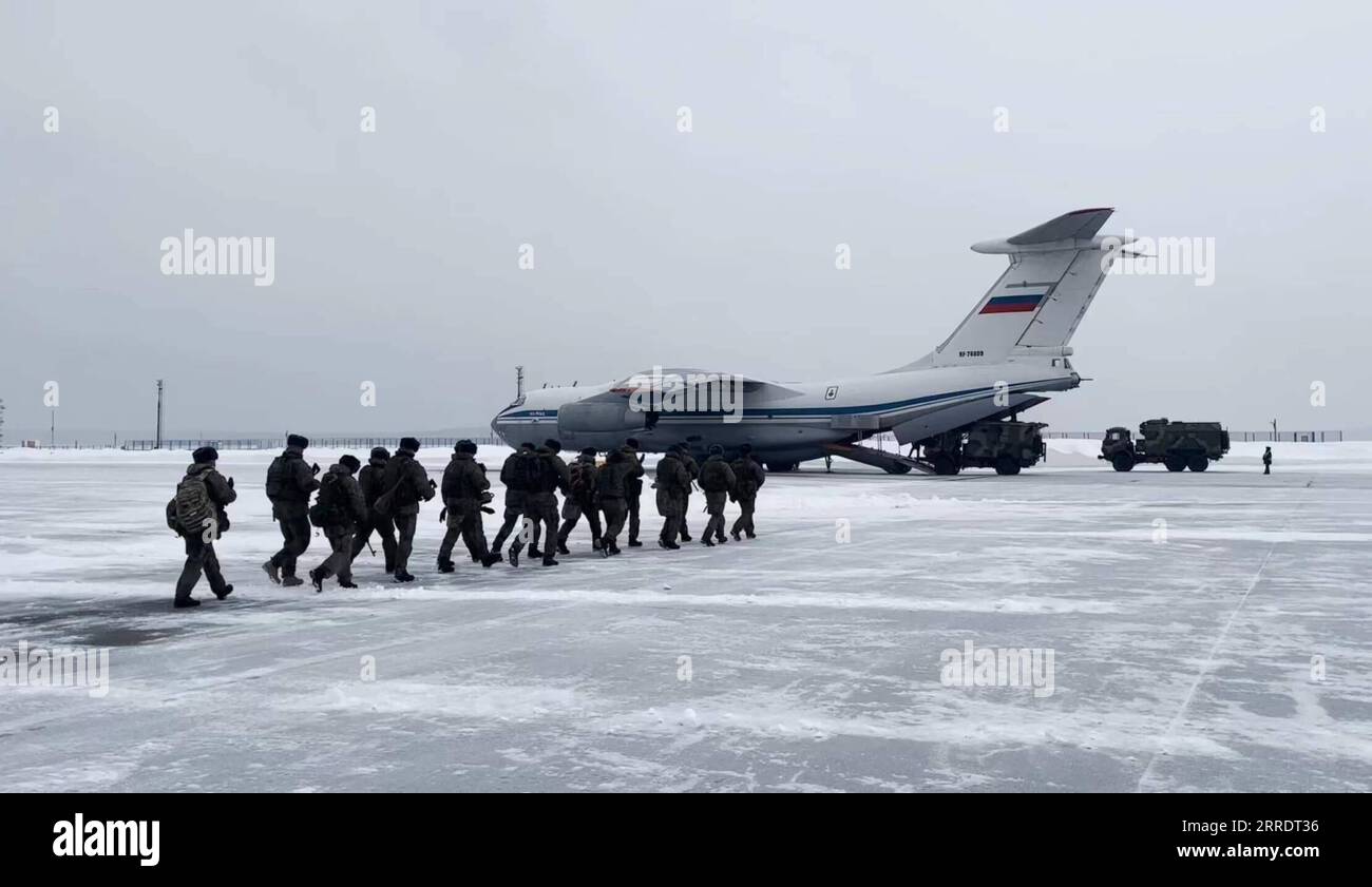 220107 -- MOSKAU, 7. Januar 2022 -- Screenshot aufgenommen am 6. Januar 2022 zeigt Soldaten, die ein militärisches Transportflugzeug auf dem Chkalovsky-Flugplatz am Stadtrand von Moskau, Russland, besteigen. Die russischen Luft- und Raumfahrtstreitkräfte liefern ein Kontingent nach Kasachstan als Teil einer Friedenssicherungsmission, die von der Organisation für den Kollektiven Sicherheitsvertrag CSTO organisiert wird, sagte der Militärblock am Donnerstag. Das russische Verteidigungsministerium/Handout über Xinhua RUSSLAND-MOSKAU-CSTO-FRIEDENSTRUPPEN AN KASACHSTAN BaixXueqi PUBLICATIONxNOTxINxCHN Stockfoto