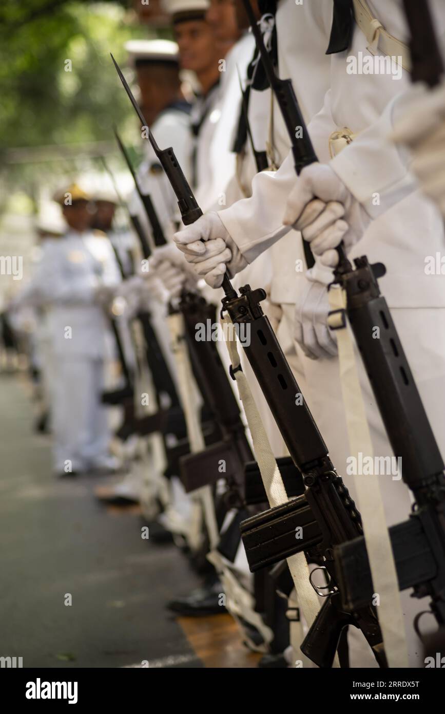 Salvador, Bahia, Brasilien - 7. September 2023: Soldaten der Marine werden während der brasilianischen Militärparade in der Formation gesehen, in der sie Gewehre halten Stockfoto