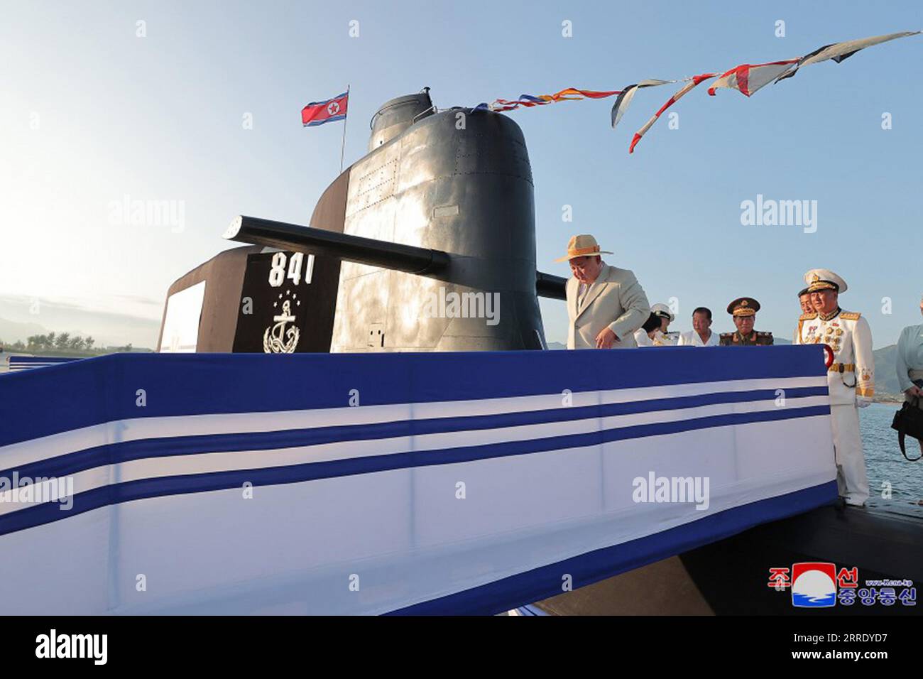 Pjöngjang, Nordkorea. September 2023. Dieses Bild, das am 8. September 2023 vom Nordkoreanischen Offiziellen Nachrichtendienst (KCNA) veröffentlicht wurde, zeigt den nordkoreanischen Führer Kim Jong UN während des Starts des ersten taktischen Atom-U-Bootes des Landes auf der Sinpho-Werft. Laut den staatlichen Medien wurde das taktische Atom-U-Boot Nr. 841, das erste seiner Art, der Ostseeflotte der KPA Navy übergeben und als „Hero Kim Kun OK“ bezeichnet. Foto von KCNA/UPI Credit: UPI/Alamy Live News Stockfoto