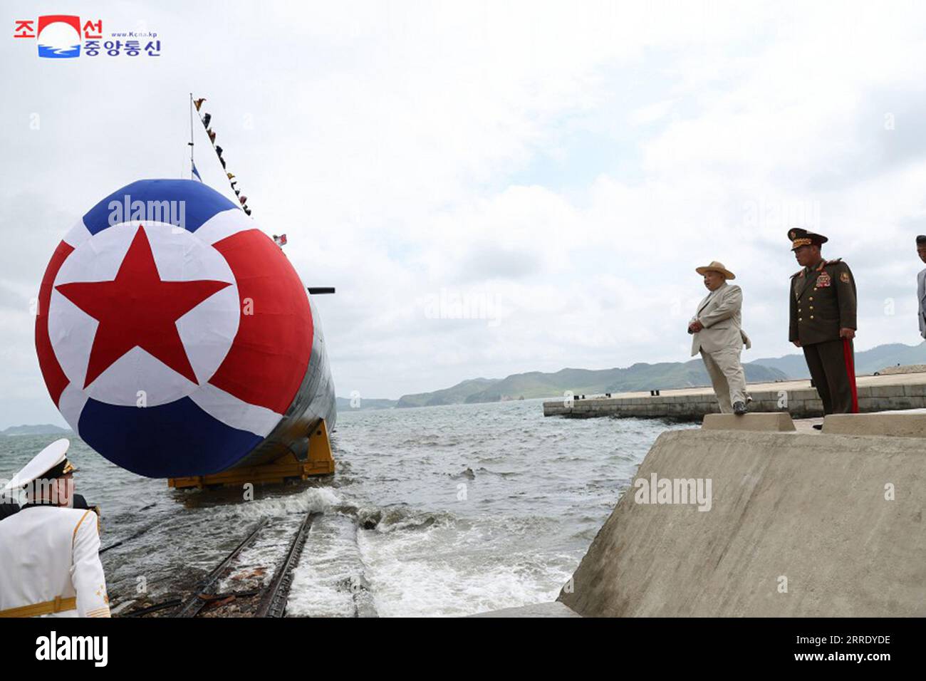 Pjöngjang, Nordkorea. September 2023. Dieses Bild, das am 8. September 2023 vom Nordkoreanischen Offiziellen Nachrichtendienst (KCNA) veröffentlicht wurde, zeigt den nordkoreanischen Führer Kim Jong UN während des Starts des ersten taktischen Atom-U-Bootes des Landes auf der Sinpho-Werft. Laut den staatlichen Medien wurde das taktische Atom-U-Boot Nr. 841, das erste seiner Art, der Ostseeflotte der KPA Navy übergeben und als „Hero Kim Kun OK“ bezeichnet. Foto von KCNA/UPI Credit: UPI/Alamy Live News Stockfoto