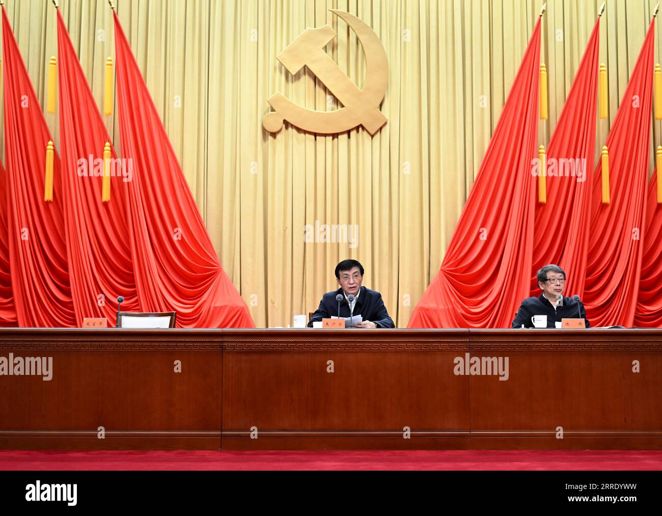 220114 -- PEKING, 14. Januar 2022 -- Wang Huning, Mitglied des Ständigen Ausschusses des Politischen Büros des Zentralkomitees der Kommunistischen Partei Chinas und Mitglied des Sekretariats des Zentralkomitees der Kommunistischen Partei Chinas, spricht am Ende einer Studiensitzung in der Parteischule des Zentralkomitees der KPCh, an der Beamte auf Provinzebene und auf Ministerebene teilnahmen, 14. Januar 2022. Während der Studientagung vertieften die Beamten ihr Verständnis für die Leitprinzipien der sechsten Plenartagung des 19. Zentralkomitees des KPC, bildeten einen weiteren Konsens und stärkten ihr responiertes Gespür Stockfoto 220114 -- PEKING, 14. Januar 2022 -- Wang Huning, Mitglied des Ständigen Ausschusses des Politischen Büros des Zentralkomitees der Kommunistischen Partei Chinas und Mitglied des Sekretariats des Zentralkomitees der Kommunistischen Partei Chinas, spricht am Ende einer Studiensitzung in der Parteischule des Zentralkomitees der KPCh, an der Beamte auf Provinzebene und auf Ministerebene teilnahmen, 14. Januar 2022. Während der Studientagung vertieften die Beamten ihr Verständnis für die Leitprinzipien der sechsten Plenartagung des 19. Zentralkomitees des KPC, bildeten einen weiteren Konsens und stärkten ihr responiertes Gespür Stockfoto