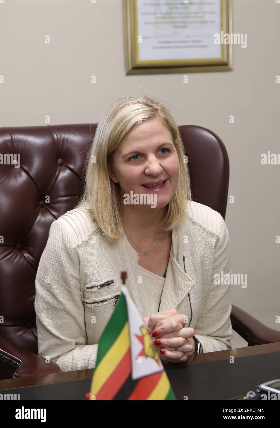 220119 -- HARARE, 19. Januar 2022 -- Kirsty Coventry, simbabwische Ministerin für Jugend, Sport, Kunst und Freizeit, gibt ein Interview mit Xinhua in Harare, Simbabwe, 18. Januar 2022. Interview: Simbabwischer Sportminister erwartet unglaubliche Olympischen Winterspiele in Peking ZIMBABWE-HARARE-KIRSTY COVENTRY ZhangxYuliang PUBLICATIONxNOTxINxCHN Stockfoto