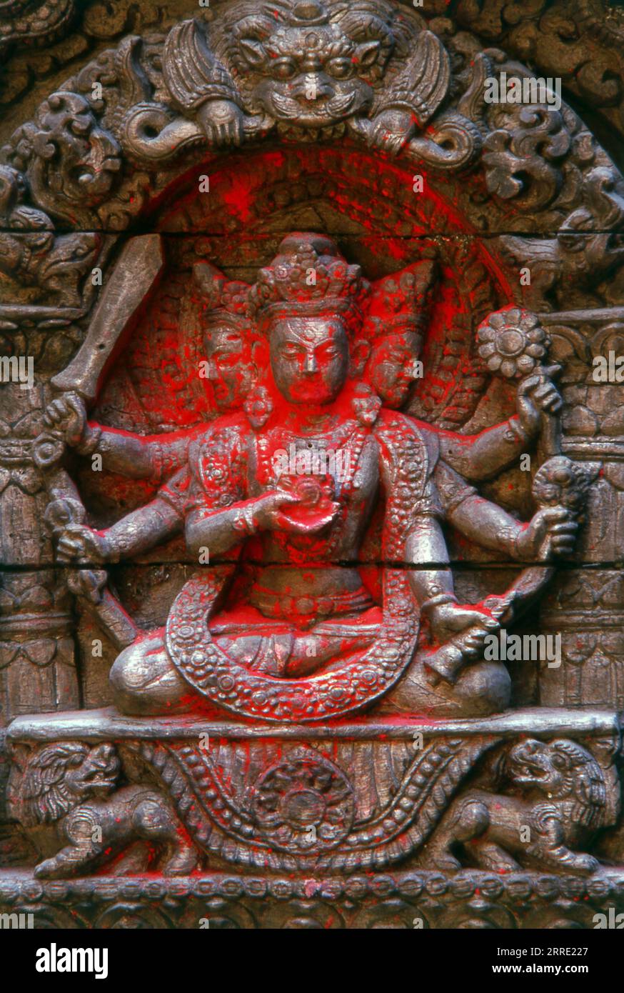 Das Kumari Bahal ist die Residenz der sogenannten lebenden Göttin. Das Gebäude wurde um 1760-62 von König Jayaprakasha Malla errichtet, um den Kumari Devi, oder Jungfrau Göttin , angeblich die lebendige Inkarnation der Göttin Taleju.br/br/, entworfen mehr wie ein Haus als ein Tempel, das Kumari Bahal ist um einen zentralen Innenhof gebaut, genannt Kumari Chowk, der Hof der Kumari. Das bemerkenswerteste Merkmal des Gebäudes sind die Holzfenster, die fachmännisch mit einer Fülle von Ornamenten geschnitzt wurden und deities.br/br/ jeden Tag am Nachmittag treffen sich große Menschenmassen im Innenhof zu Stockfoto