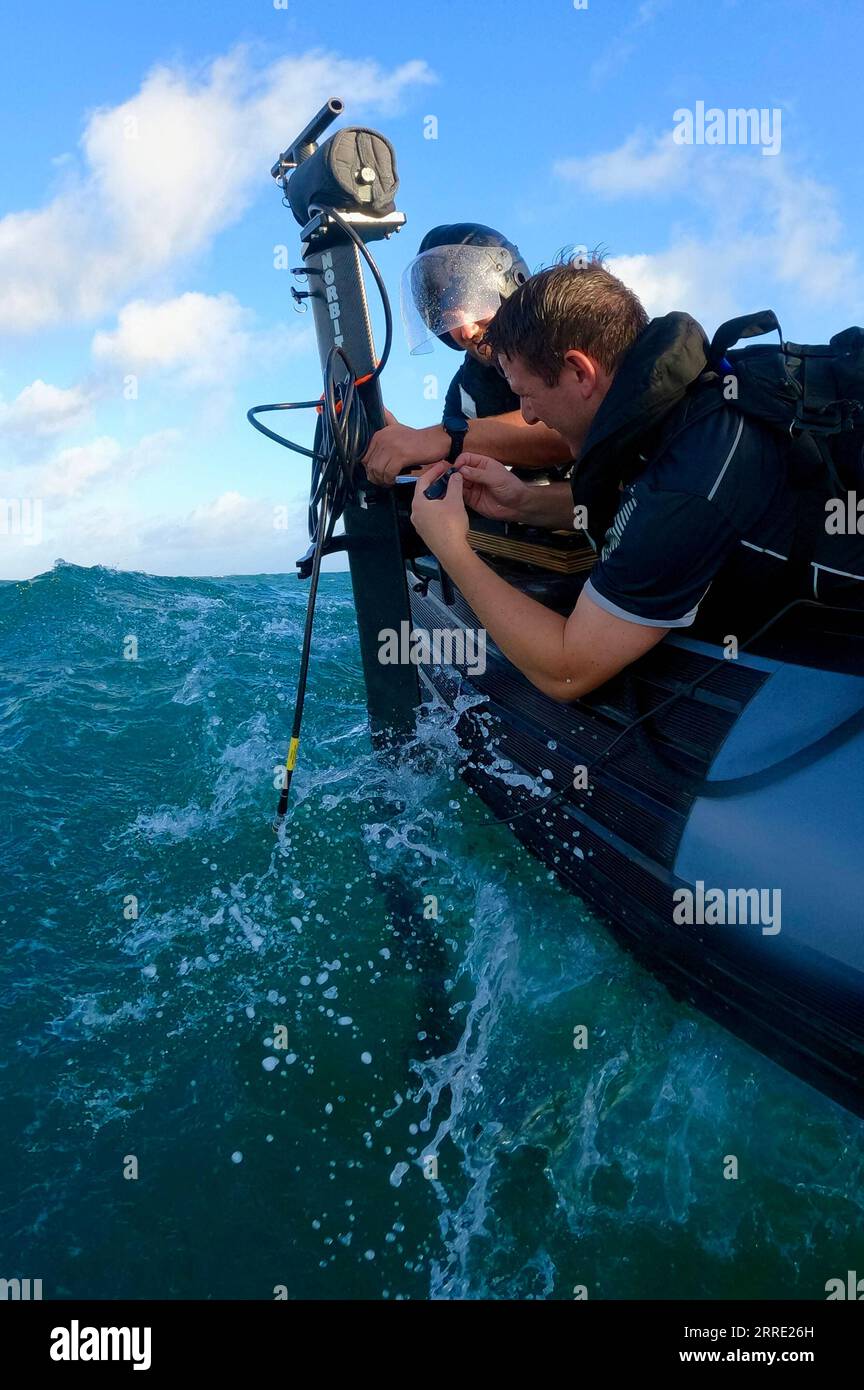 220121 -- WELLINGTON, 21. Januar 2022 -- Hydrographen auf dem neuseeländischen Marineschiff HMNZS Wellington überprüfen die Schifffahrtskanäle und Anlegestellen in der Nähe von Nuku alofa, Hauptstadt von Tonga, 20. Januar 2022. Das neuseeländische Marineschiff HMNZS Wellington erreichte Tonga am späten Donnerstag. /Handout über Xinhua TONGA-NEW ZEALAND-NAVY-SURVEY NewxZealandxMinistryxofxDefense PUBLICATIONxNOTxINxCHN Stockfoto