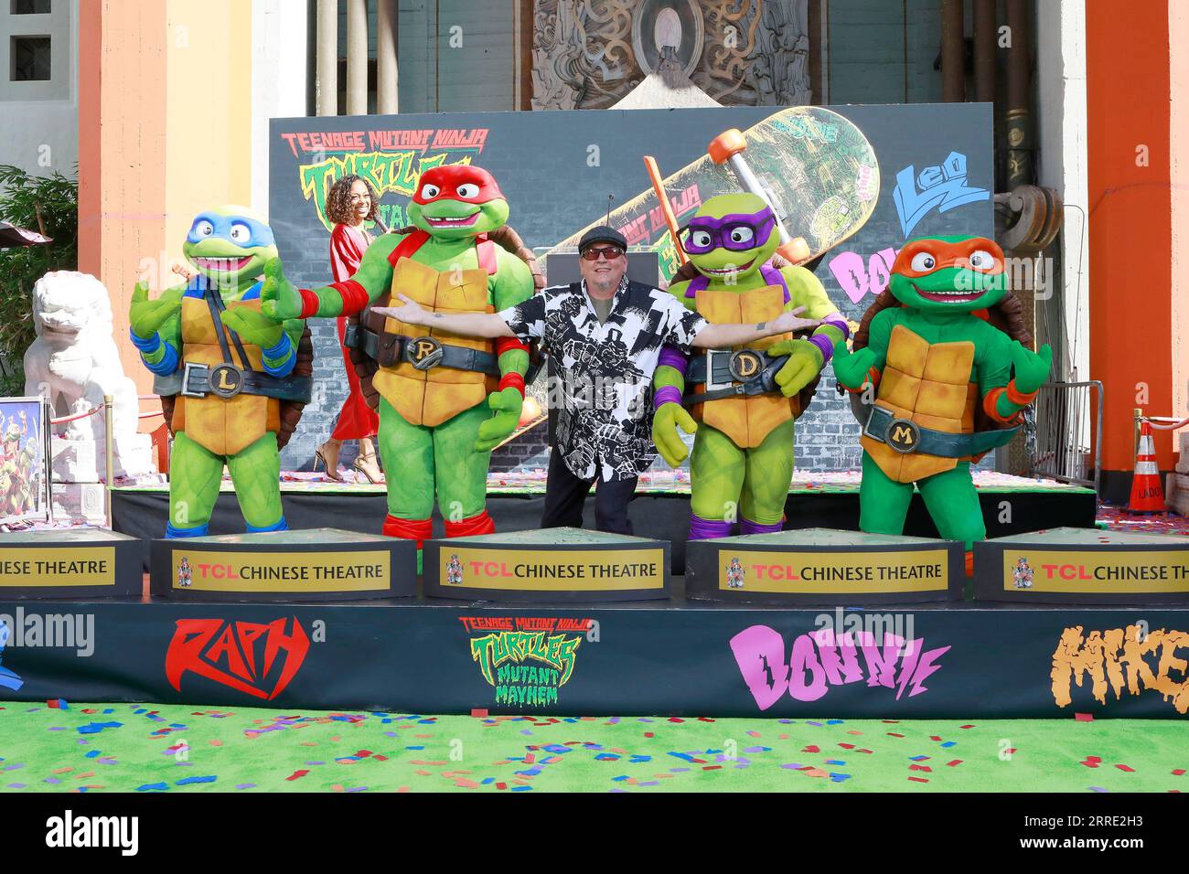 September 2023, Los Angeles, Kalifornien, USA: LOS ANGELES – 7. September 2023: Leonardo, Raphael, Kevin Eastman, Donatello, Michelangelo bei der TeTeenage Mutant Ninja Turtles Hand- und Fußabdruck-Zeremonie im TCL Chinese Theatre IMAX in Hollywood (Bild: © Nina Prommer/ZUMA Press Wire) NUR REDAKTIONELLE VERWENDUNG! Nicht für kommerzielle ZWECKE! Stockfoto