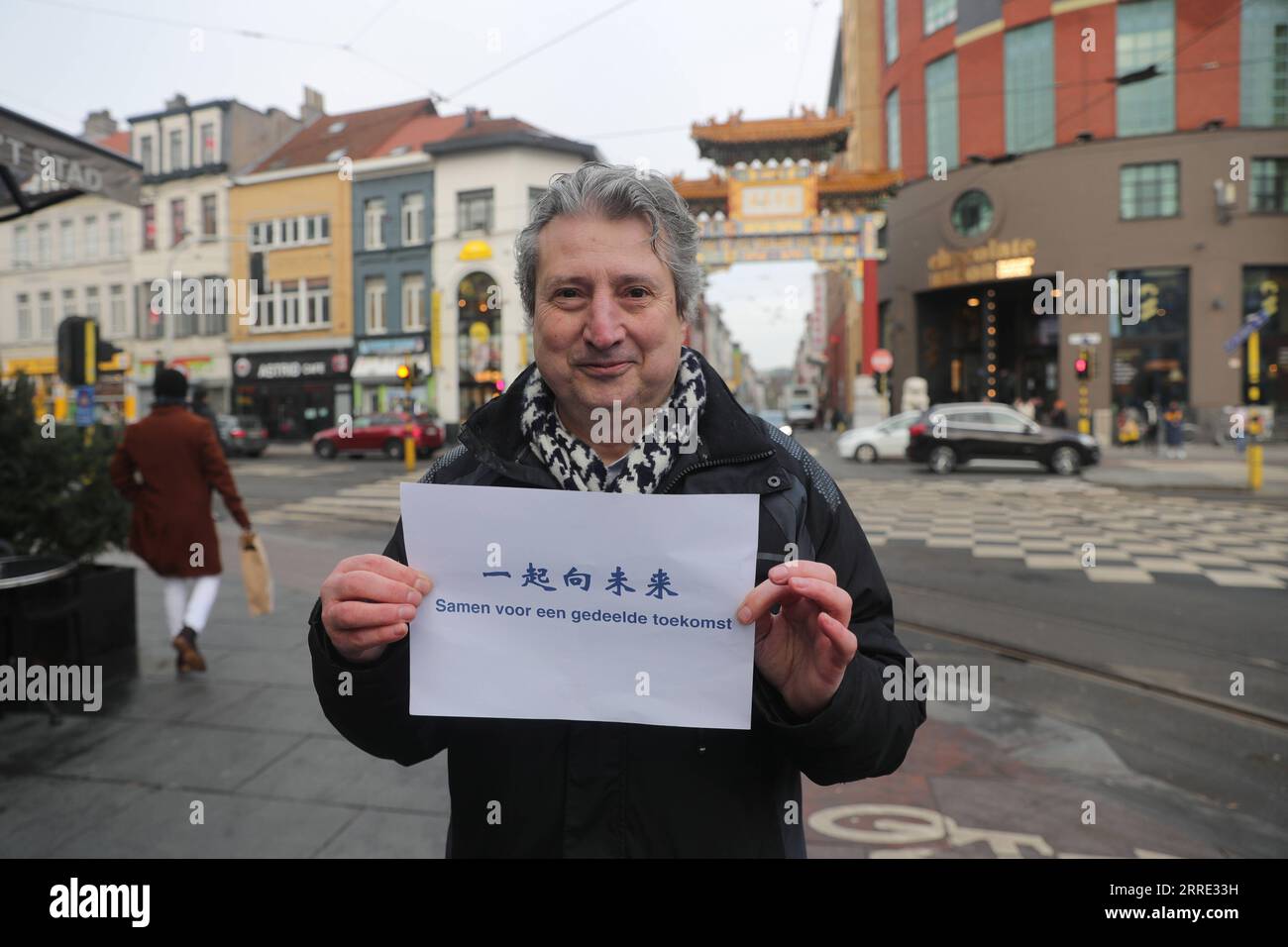 220123 -- PEKING, 23. Januar 2022 -- Ludo Van Campenhout, ehrenamtlicher Vizebürgermeister von Antwerpen, posiert mit einem Stück Papierdruck zusammen für eine gemeinsame Zukunft , das offizielle Motto für Peking 2022, in Antwerpen, Belgien, am 12. Januar 2022. Weniger als zwei Wochen vor Beginn der Olympischen Winterspiele 2022 in Peking bringen die Menschen auf der ganzen Welt ihre Freude über die sportliche Extravaganz zum Ausdruck. SPBELGIUM-ANTWERP-WISHES TO BEIJING 2022 ZhengxHuansong PUBLICATIONxNOTxINxCHN Stockfoto