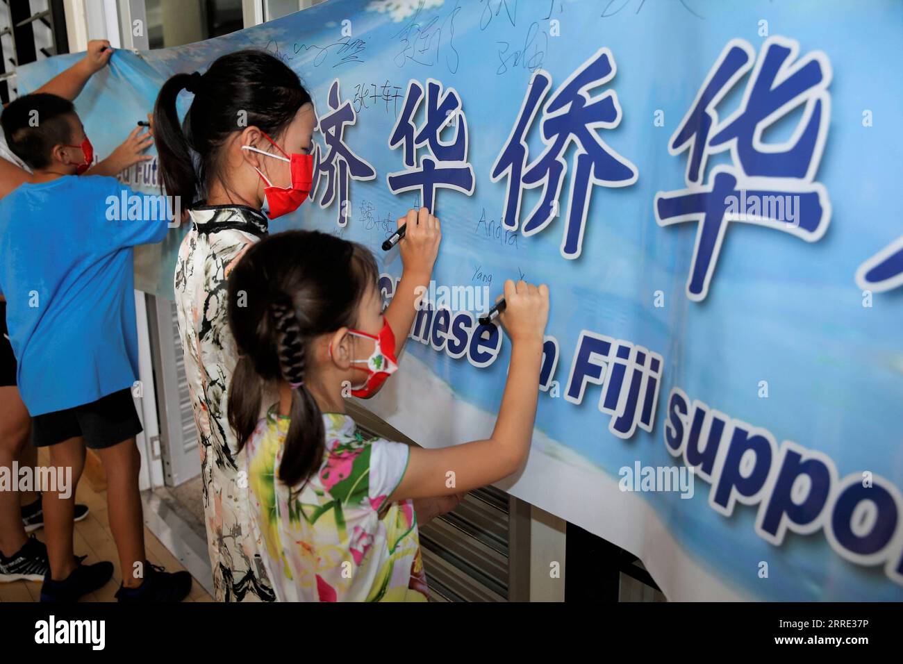 220123 -- SUVA, 23. Januar 2022 -- Kinder nehmen an einer Banner-Signing-Veranstaltung Teil, um ihre Unterstützung für die Olympischen Winterspiele in Peking zu zeigen, in Suva, Fidschi, 23. Januar 2022. Die chinesische Gemeinde in Fidschi hat am Sonntag ihre Unterstützung für die Olympischen Winterspiele 2022 in Peking zum Ausdruck gebracht und ihr einen großen Erfolg gewünscht. FIDSCHI-SUVA-CHINESISCHE GEMEINSCHAFT-PEKING WINTEROLYMPIADE-UNTERSTÜTZUNG ZHANGXYONGXING PUBLICATIONXNOTXINXCHN Stockfoto