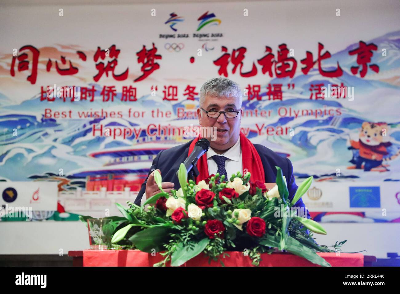 220126 -- ANTWERPEN, 26. Januar 2022 -- Peter Wouters, Antwerpens stellvertretender Bürgermeister für Sport, spricht eine Veranstaltung zur Feier der bevorstehenden Olympischen Winterspiele in Peking in Antwerpen, Belgien, am 25. Januar 2022 an. Die chinesische Überseegemeinschaft in Belgien hat am Dienstag in Antwerpen eine Veranstaltung zur Feier der bevorstehenden Olympischen Winterspiele in Peking ins Leben gerufen. Die Veranstaltung umfasst eine Gemäldeausstellung des belgischen Malers chinesischen Ursprungs Yao Yizhi mit Wintersport und traditioneller chinesischer Malerei, eine Show mit Olympischen Maskottchen von Peking 2022, Plakaten und Postkarten sowie Feiern zur Begrüßung des chinesischen Mondmondfestes Tiger Stockfoto