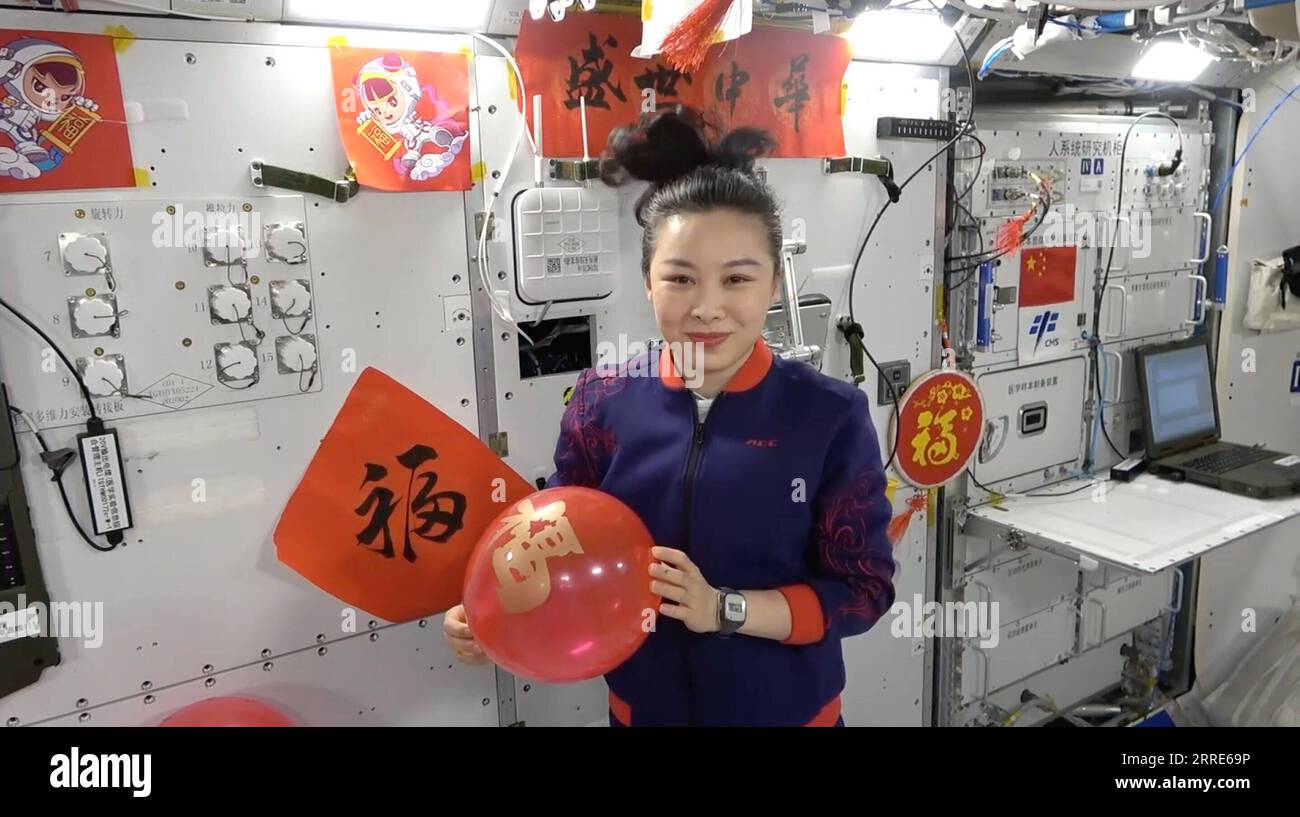 220131 -- PEKING, 31. Januar 2022 -- Taikonaut Wang Yaping, in festlichen Kostümen gekleidet, wünscht Kindern in ganz China ein kräftiges und gesundes Wachstum, während sie einen roten Ballon in einem Screenshot hält, der aus einem Video stammt. Shenzhou-13 Crew-Mitglieder waren die ersten Chinesen, die das wichtigste Festival der Nation - das chinesische Mondneujahr - im Weltraum verbrachten. An Bord des Kernmoduls der chinesischen Raumstation, etwa 400 km über der Erde, haben Taikonauten Zhai Zhigang, Wang Yaping und YE Guangfu ihre Frühlingsfestgrüße in einem Video der China Manned Space Agency am Silvesterabend veröffentlicht. CHINA- Stockfoto