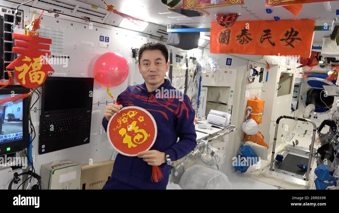 220131 -- PEKING, 31. Januar 2022 -- Taikonaut YE Guangfu wünscht dem chinesischen Volk ein glückliches Mondneujahr und eine glückliche Familie, während er einen Aufkleber mit dem chinesischen Charakter Fu hält, was viel Glück bedeutet, in einem Screenshot aus einem Video. Shenzhou-13 Crew-Mitglieder waren die ersten Chinesen, die das wichtigste Festival der Nation - das chinesische Mondneujahr - im Weltraum verbrachten. An Bord des Kernmoduls der chinesischen Raumstation, etwa 400 km über der Erde, erweiterten Taikonauten Zhai Zhigang, Wang Yaping und YE Guangfu ihre Grußworte zum Frühlingsfest in einem Video, das von der China Manned Space Agency o veröffentlicht wurde Stockfoto