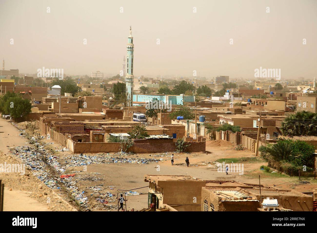 220205 -- KHARTUM, 5. Februar 2022 -- Foto vom 4. Februar 2022 zeigt einen Staubsturm, der die sudanesische Hauptstadt Khartum trifft und die Sicht beeinträchtigt, wobei die Sudanesische Wetterbehörde die Fahrer warnt, Vorsicht walten zu lassen. SUDAN-KHARTUM-STAUBSTURM MohamedxKhidir PUBLICATIONxNOTxINxCHN Stockfoto