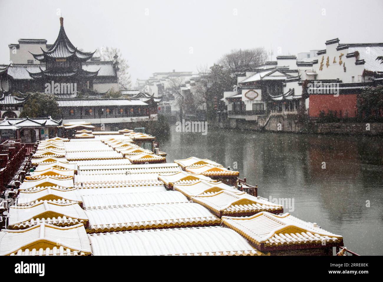 220207 -- NANJING, 7. Februar 2022 -- Foto aufgenommen am 7. Februar 2022 zeigt die Schneelandschaft des Qinhuai-Flusses am Fuzi Confucius-Tempel in Nanjing, der ostchinesischen Provinz Jiangsu. Foto von /Xinhua CHINA-WEATHER-SNOW CN SunxZhongnan PUBLICATIONxNOTxINxCHN Stockfoto