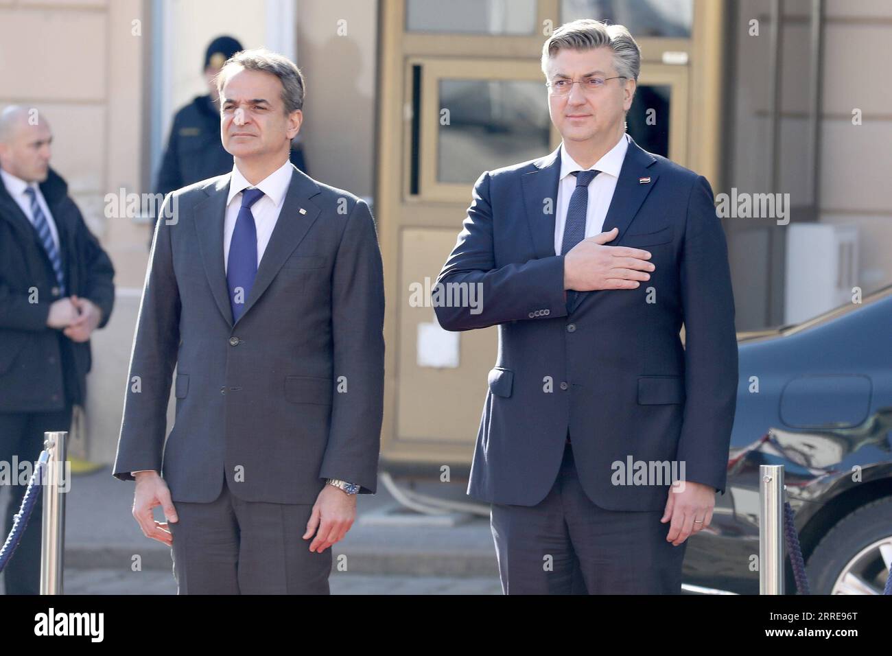 220210 -- ZAGREB, 10. Februar 2022 -- der kroatische Premierminister Andrej Plenkovic R, Front begrüßt am 10. Februar 2022 den griechischen Premierminister Kyriakos Mitsotakis L, Front in Zagreb, Kroatien. Der kroatische Premierminister Andrej Plenkovic und sein griechischer Amtskollege Kyriakos Mitsotakis forderten am Donnerstag den Abbau der Spannungen zwischen der Ukraine und Russland und unterstützten die diplomatischen Bemühungen der internationalen Gemeinschaft. Via Xinhua CROATIA-ZAGREB-PM-GREECE-PM-MEETING PatrikxMacek/PIXSELL PUBLICATIONxNOTxINxCHN Stockfoto