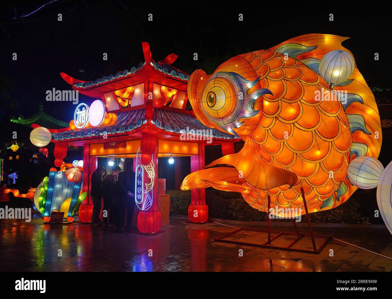 220213 -- NANCHANG, 13. Februar 2022 -- Foto aufgenommen am 12. Februar 2022 zeigt die Lichtinstallationen für das bevorstehende Latern Festival im Tengwang Pavilion Scenic Spot in Nanchang, der Hauptstadt der ostchinesischen Provinz Jiangxi. Das Laternenfest, der 15. Tag des ersten Monats des chinesischen Mondkalenders, findet in diesem Jahr am 15. Februar statt. Hier finden Familientreffen, Feste, Lichtshows und verschiedene kulturelle Aktivitäten statt. CHINA-JIANGXI-NANCHANG-LIGHT INSTALLATIONS-LATERNE FESTIVAL CN WANXXIANG PUBLICATIONXNOTXINXCHN Stockfoto