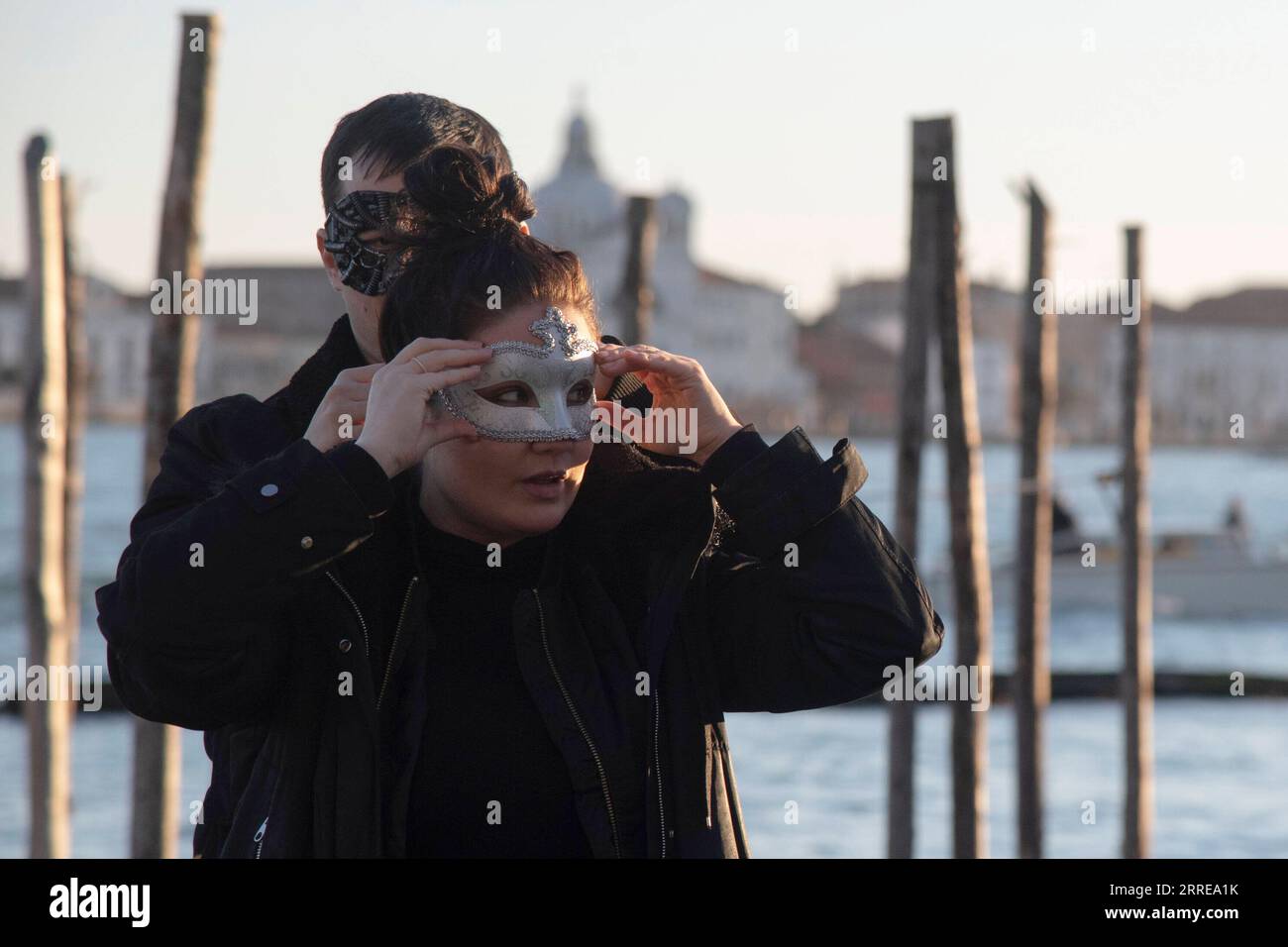 Italien, Karneval in Venedig 220213 -- VENEDIG, 13. Februar 2022 -- Menschen, die Masken tragen, besuchen den Karneval in Venedig, Italien, am 12. Februar 2022. Der Karneval von Venedig 2022 begann am Samstag in der italienischen Lagunenstadt, mit begrenzten Anti-COVID-Maßnahmen, die es dem Publikum ermöglichen werden, ein hybrides Programm virtueller und physischer Ereignisse zu erleben. In diesem Jahr steht das Festival unter dem Motto „Erinnerung an die Zukunft“. Es ist das erste Mal, dass die Stadt ihren historischen Karneval nach der Pandemie in Italien im Jahr 2020 wieder in Anwesenheit halten kann. Für die lokalen Behörden war es so Stockfoto