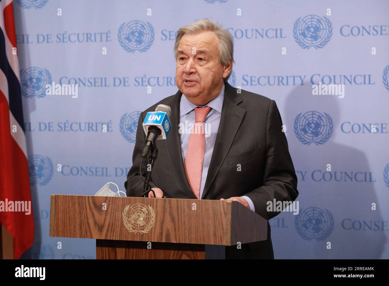 220214 -- VEREINTEN NATIONEN, 14. Februar 2022 -- UN-Generalsekretär Antonio Guterres spricht während eines Pressetreffens im UN-Hauptquartier in New York am 14. Februar 2022. Guterres forderte am Montag die Diplomatie, um die verschärften Spannungen zwischen Russland und der Ukraine zu entschärfen. UN-GUTERRES-RUSSLAND-UKRAINE-SPANNUNGEN XiexE PUBLICATIONxNOTxINxCHN Stockfoto