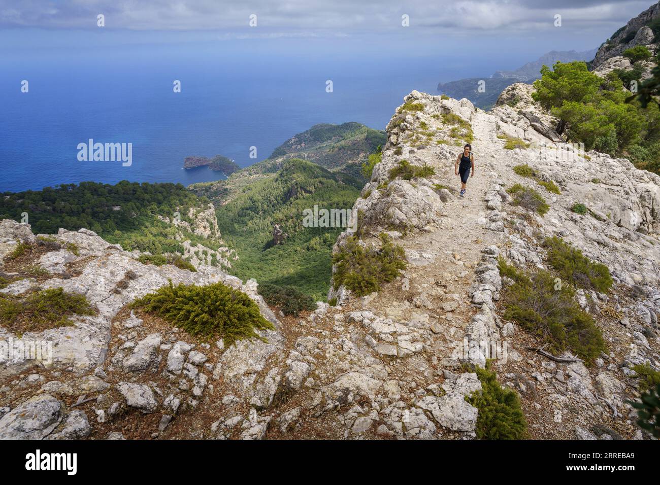 Frauen mittleren Alters, die Camí de s'Arxiduc Route, Valldemossa, Mallorca, Balearen, Spanien, zu Fuß erkunden. Stockfoto