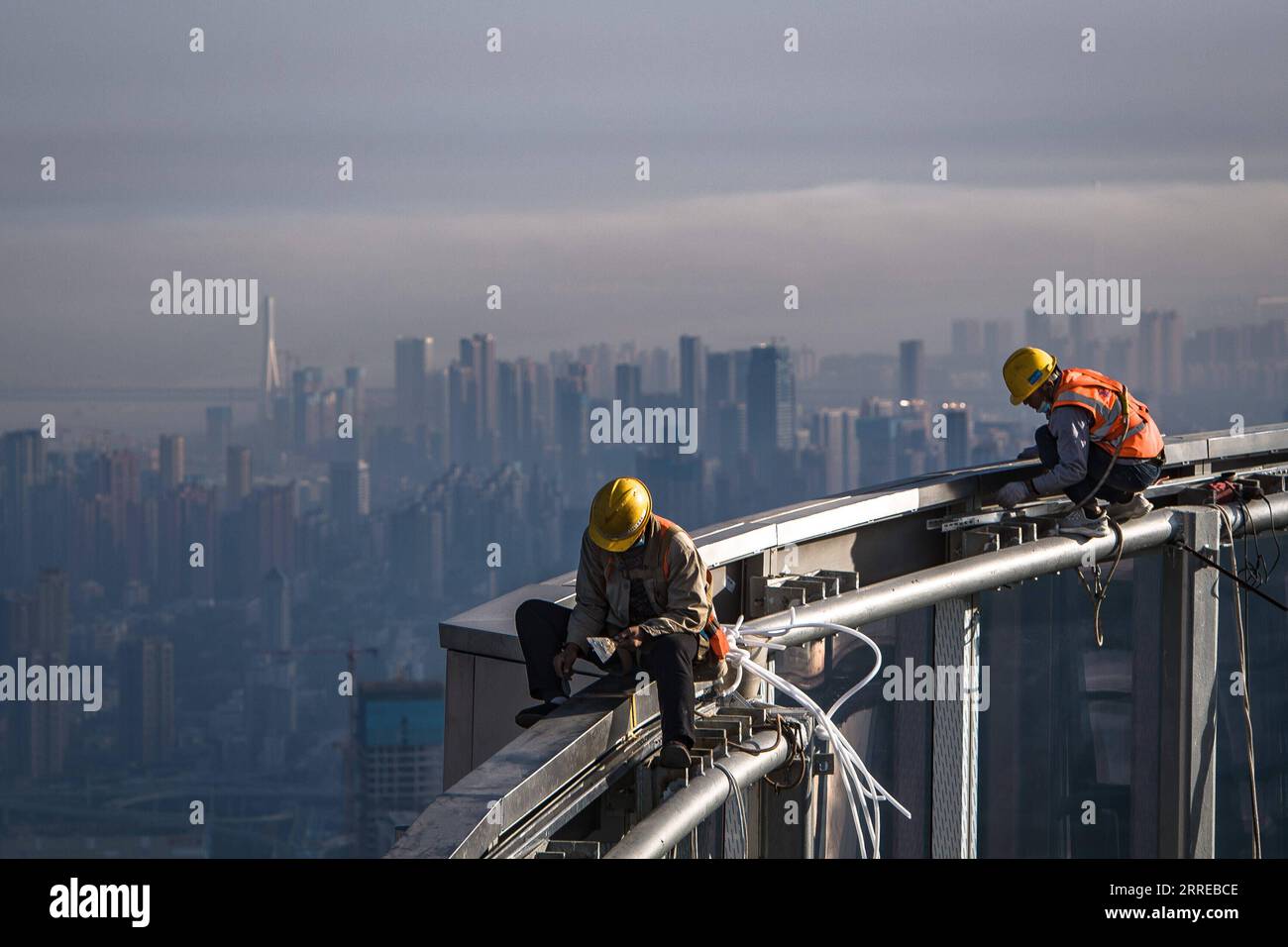 220217 -- PEKING, 17. Februar 2022 -- Foto aufgenommen am 15. November 2021 zeigt die Baustelle eines Wolkenkratzerprojekts in Wuhan, der zentralchinesischen Provinz Hubei. Xinhua-Schlagzeilen: Chinas lokale Regierungen verdoppeln die Innovationskraft, um das Wachstum zu fördern XiaoxYijiu PUBLICATIONxNOTxINxCHN Stockfoto