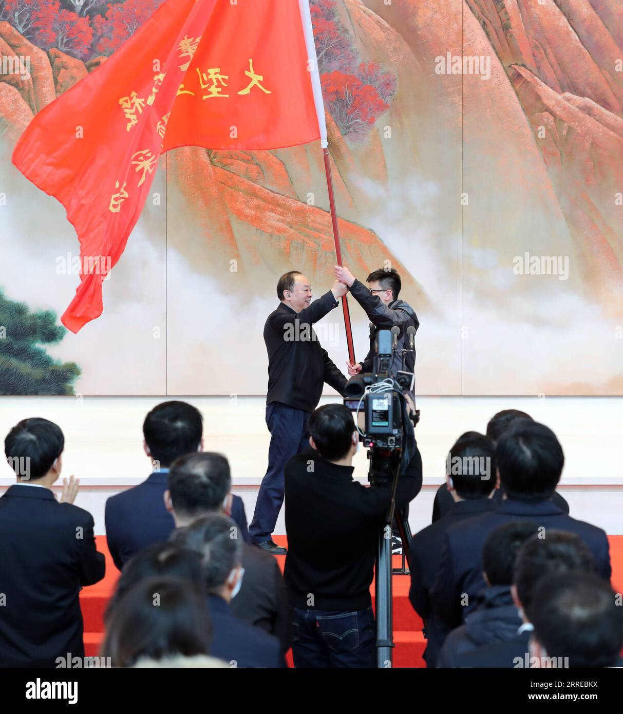 220217 -- PEKING, 17. Februar 2022 -- Huang Kunming, Mitglied des Politbüros des Zentralkomitees der Kommunistischen Partei Chinas und Leiter der Öffentlichkeitsabteilung des Zentralkomitees der Kommunistischen Partei Chinas, nimmt an einer Zeremonie Teil, bei der am 17. Februar 2022 im Museum der Kommunistischen Partei Chinas in Peking, der Hauptstadt Chinas, eine intensive Medienberichterstattung über Chinas Errungenschaften in den Medien stattfindet. CHINA-BEIJING-HUANG KUNMING-REPORTING CN YAOXDAWEI PUBLICATIONXNOTXINXCHN Stockfoto