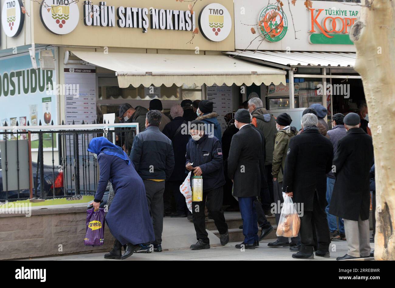 220217 -- ANKARA, 17. Februar 2022 -- am 17. Februar 2022 warteten die Leute in einer Verkaufsstelle des Landwirtschaftsbüros in Ankara, Türkei, um Olivenöl zu fairen Preisen zu kaufen. Die jährliche Inflation in der Türkei stieg im Januar auf ein 20-Jahres-hoch von 48,69 Prozent, getrieben durch den Sturz der türkischen Lira im letzten Jahr, der die Kaufkraft der Bürger schwer traf. Foto von /Xinhua TÜRKEI-ANKARA-INFLATION MustafaxKaya PUBLICATIONxNOTxINxCHN Stockfoto