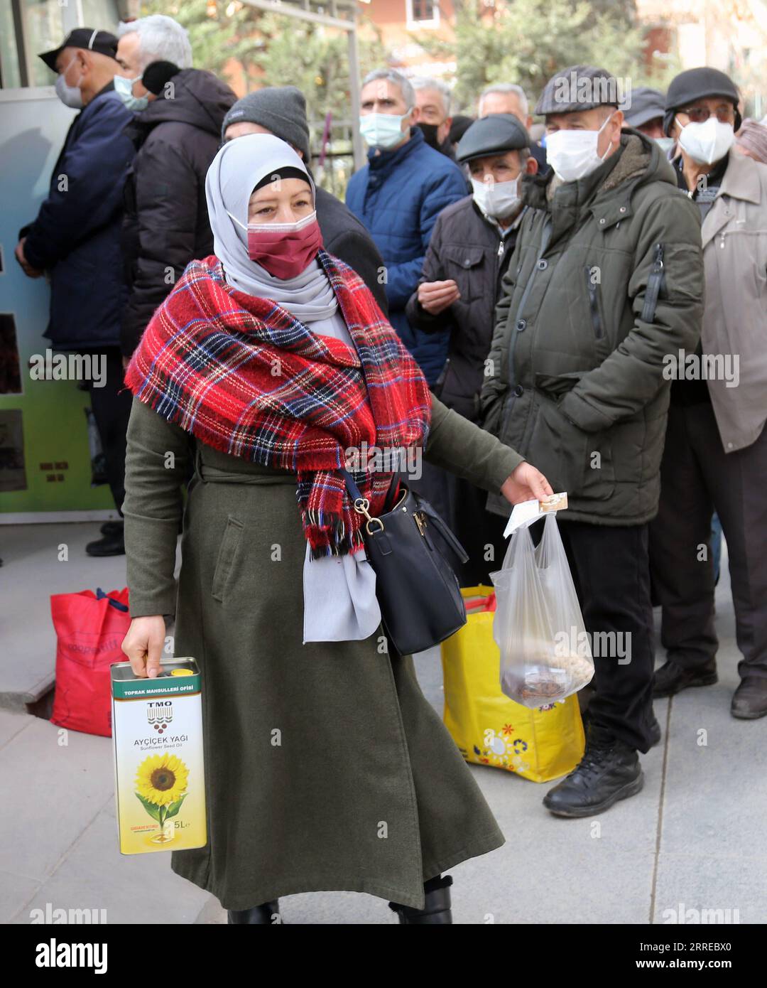 220217 -- ANKARA, 17. Februar 2022 -- Eine Frau geht, nachdem sie am 17. Februar 2022 in Ankara, Türkei, Haushaltsnahrungsmittel gekauft hat. Die jährliche Inflation in der Türkei stieg im Januar auf ein 20-Jahres-hoch von 48,69 Prozent, getrieben durch den Sturz der türkischen Lira im letzten Jahr, der die Kaufkraft der Bürger schwer traf. Foto von /Xinhua TÜRKEI-ANKARA-INFLATION MustafaxKaya PUBLICATIONxNOTxINxCHN Stockfoto