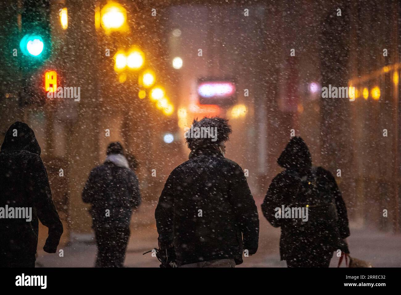 220218 -- CHICAGO, 18. Februar 2022 -- Bürger überqueren die Straße in der Innenstadt von Chicago, USA am 17. Februar 2022. Ein Wintersturmsystem mit starken Winden traf am Donnerstag die Central U.S.. Foto: /Xinhua U.S.-CHICAGO-WINTER STORM VincentxD.xJohnson PUBLICATIONxNOTxINxCHN Stockfoto