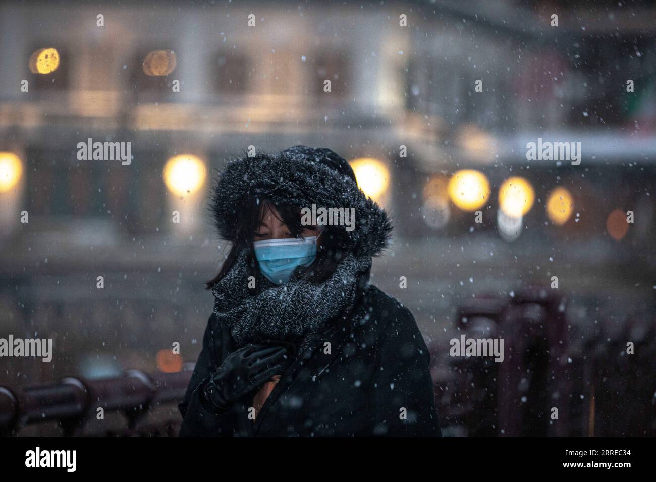 220218 -- CHICAGO, 18. Februar 2022 -- Ein Bürger spaziert am 17. Februar 2022 in der Innenstadt von Chicago, den Vereinigten Staaten. Ein Wintersturmsystem mit starken Winden traf am Donnerstag die Central U.S.. Foto: /Xinhua U.S.-CHICAGO-WINTER STORM VincentxD.xJohnson PUBLICATIONxNOTxINxCHN Stockfoto