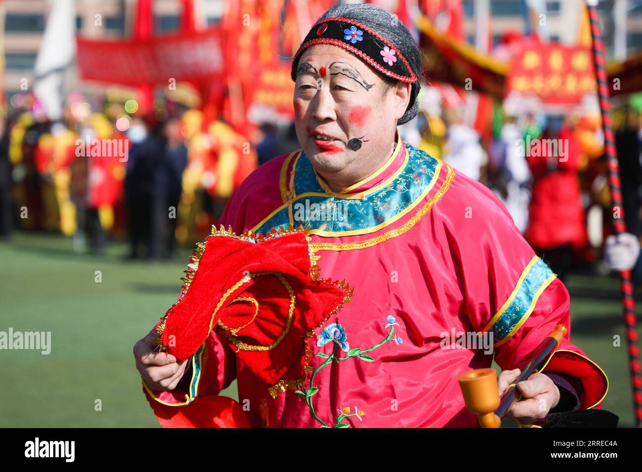 220218 -- DINGXI, 18. Februar 2022 -- Ein Dorfbewohner tritt während einer Shehuo-Show im Weiyuan County von Dingxi, nordwestchinesische Provinz Gansu, am 15. Februar 2022 auf. Am Dienstag wurde hier eine Shehuo-Show von Einheimischen aufgeführt. In speziellen Kostümen und Make-up gekleidet, führten die Dorfbewohner verschiedene Shows auf, darunter Taiping Drum, Drachen- und Löwentänze und andere lokale traditionelle Volkskunst, beteten für Frieden, gutes Wetter und Ernte für das kommende Jahr. Shehuo, eine traditionelle Volksfeier der Han-ethnischen Gruppe in China, ist ein fest in verschiedenen Formen, bestehend aus Drachentanz, Löwentanz, Yangko danc Stockfoto