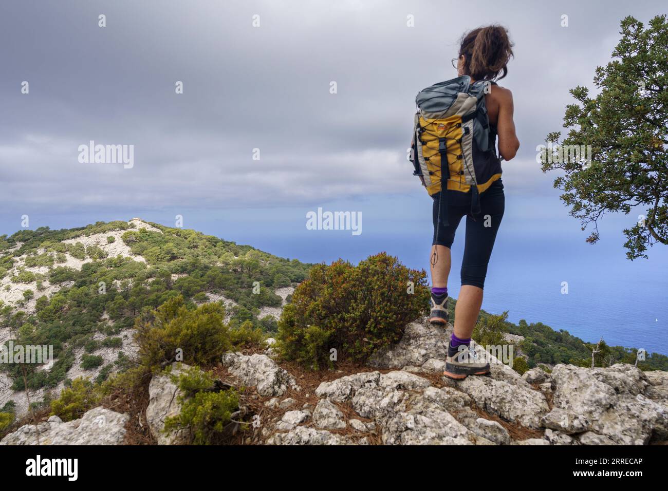 Frauen mittleren Alters, die Camí de s'Arxiduc Route, Valldemossa, Mallorca, Balearen, Spanien, zu Fuß erkunden. Stockfoto