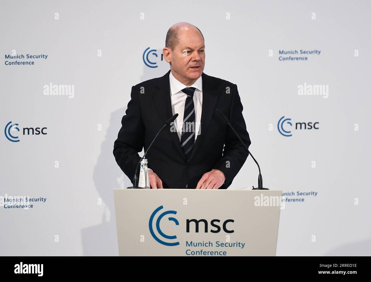 220219 -- MÜNCHEN, 19. Februar 2022 -- Bundeskanzler Olaf Scholz spricht auf der 58. Münchner Sicherheitskonferenz am 19. Februar 2022 in München. Scholz sagte am Samstag, dass diplomatische Kanäle immer noch das Mittel zur Lösung des ukrainischen Problems seien, warnte aber davor, naiv zu sein. DEUTSCHLAND-MÜNCHEN-MÜNCHEN SICHERHEITSKONFERENZ-SCHOLZ-UKRAINE KRISE LUXYANG PUBLICATIONXNOTXINXCHN Stockfoto