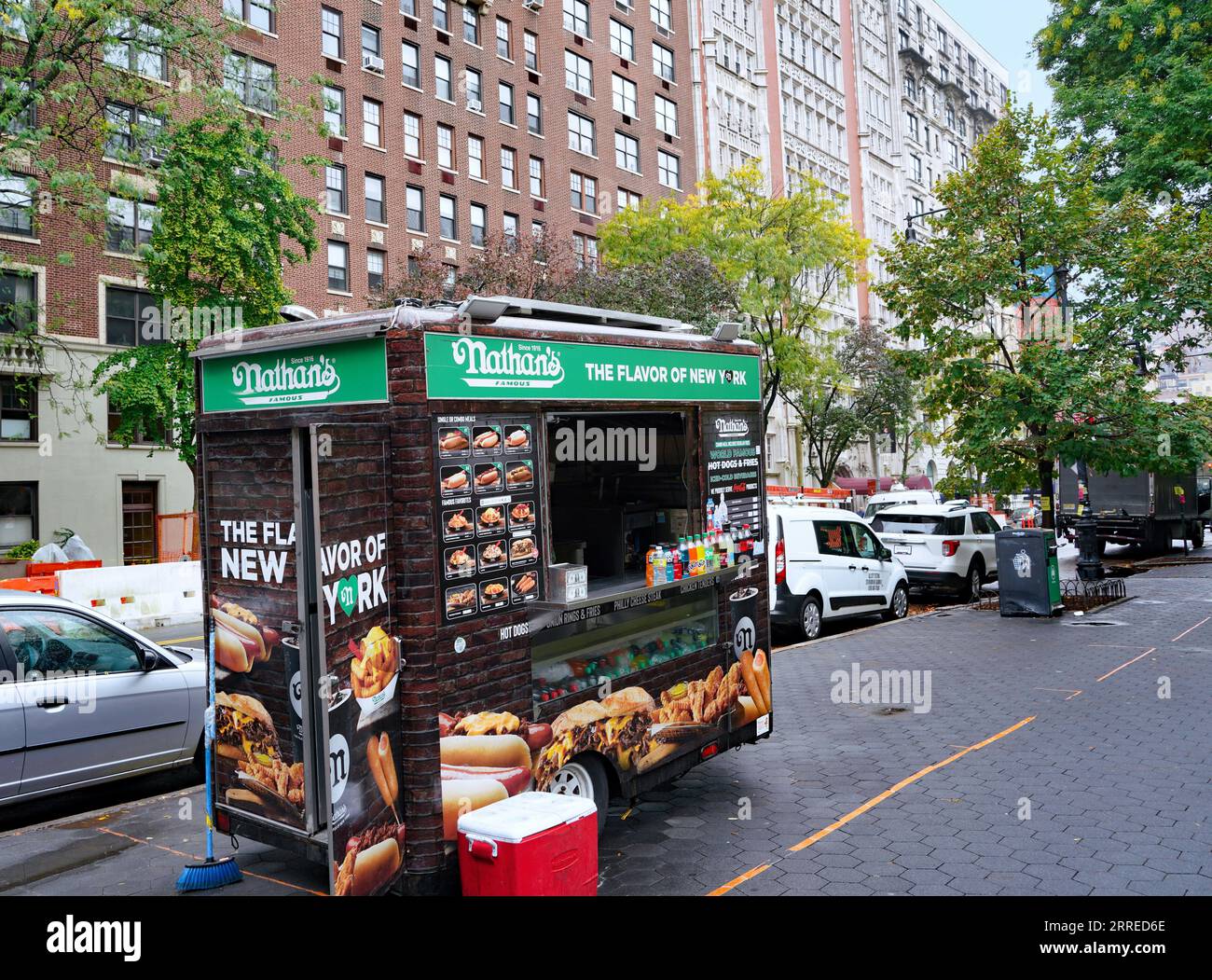 New York City Street mit Hot Dog Stand Stockfoto