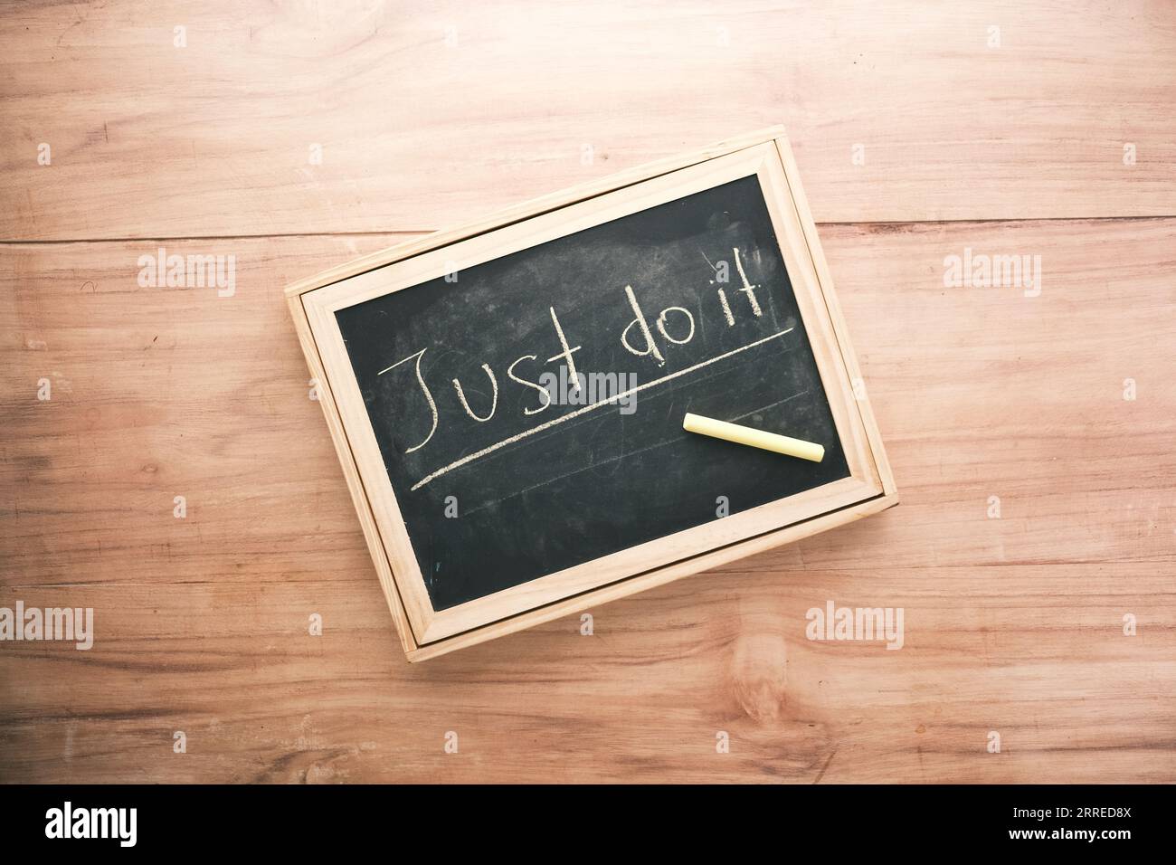 Machen Sie es einfach handgeschrieben mit Kreide auf einer Tafel. Stockfoto