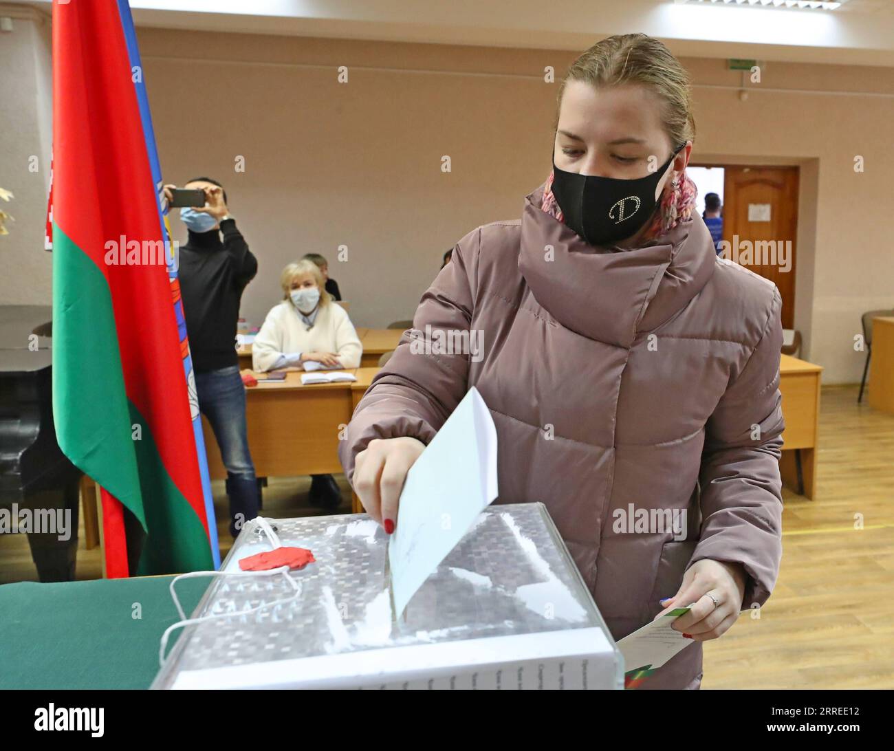 220222 -- MINSK, 22. Februar 2022 -- Eine Wählerin gibt am 22. Februar 2022 ihre Stimme in einem Wahllokal in Minsk, Weißrussland, ab. Die frühzeitige Abstimmung für ein landesweites Referendum über die Änderung der Verfassung des Landes beginnt am Dienstag in Belarus und wird bis Samstag dauern. Das Referendum gilt als gültig, wenn mehr als die Hälfte der Wahlberechtigten ihre Stimme abgeben. Die Frage, die auf dem Stimmzettel gestellt wird, lautet: Akzeptieren Sie Änderungen und Ergänzungen der Verfassung der Republik BELARUS Foto von /Xinhua BELARUS-MINSK-CONSTITUTION AMENDMENT-VOTING HenadzxZhinkov PUBLICATIONxNOTxINxCHN Stockfoto