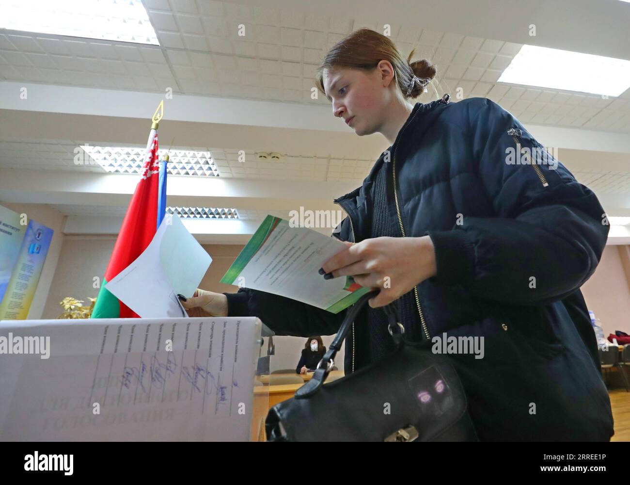 220222 -- MINSK, 22. Februar 2022 -- Eine Wählerin gibt am 22. Februar 2022 ihre Stimme in einem Wahllokal in Minsk, Weißrussland, ab. Die frühzeitige Abstimmung für ein landesweites Referendum über die Änderung der Verfassung des Landes beginnt am Dienstag in Belarus und wird bis Samstag dauern. Das Referendum gilt als gültig, wenn mehr als die Hälfte der Wahlberechtigten ihre Stimme abgeben. Die Frage, die auf dem Stimmzettel gestellt wird, lautet: Akzeptieren Sie Änderungen und Ergänzungen der Verfassung der Republik BELARUS Foto von /Xinhua BELARUS-MINSK-CONSTITUTION AMENDMENT-VOTING HenadzxZhinkov PUBLICATIONxNOTxINxCHN Stockfoto