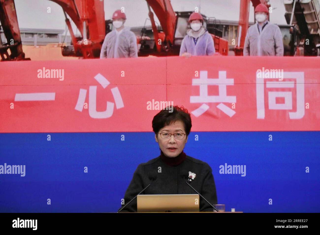 220222 -- HONGKONG, 22. Februar 2022 -- Chief Executive der Sonderverwaltungsregion Hongkong HKSAR Carrie Lam spricht während einer Pressekonferenz in Hongkong, Südchina, 22. Februar 2022. Carrie Lam sagte am Dienstag, dass Hongkong im März einen obligatorischen Massentest durchführen werde, um den jüngsten COVID-19-Ausbruch zu bekämpfen, bei dem alle Einwohner Hongkongs drei Mal Nukleinsäuretests unterzogen werden müssen. CHINA-HONGKONG-COVID-19-OBLIGATORISCHE MASSE TESTINGCN WANGXSHEN PUBLICATIONXNOTXINXCHN Stockfoto