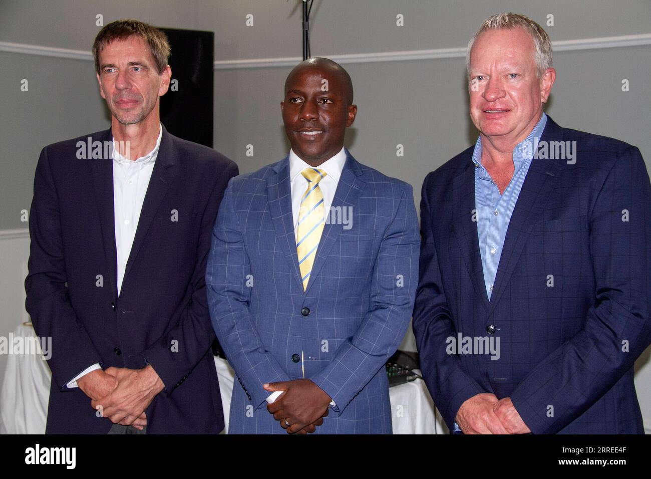 220223 -- WINDHOEK, 23. Februar 2022 -- Namibias O&L Group Executive Chairman Sven Thieme R, Namibias Green Hydrogen Commissioner James Mnyupe C und ein Vertreter von Belgiens CMB.TECH nehmen am 22. Februar 2022 an der Eröffnungsveranstaltung von Namibias erster Demonstrationsanlage für grünen Wasserstoff in Windhoek, Namibia, Teil. Die Anlage, die ein Demonstrationszentrum für Wasserstoffanwendungen ist, wurde vom größten privaten namibischen Unternehmen, der Ohlthaver&List O&L Group und der belgischen CMB.TECH, ins Leben gerufen. Foto von /Xinhua NAMIBIA-WINDHOEK-GREEN WASSERSTOFF-ANLAGE-START MusaxCxKaseke PUBLICATIONxNOTxINxCHN Stockfoto