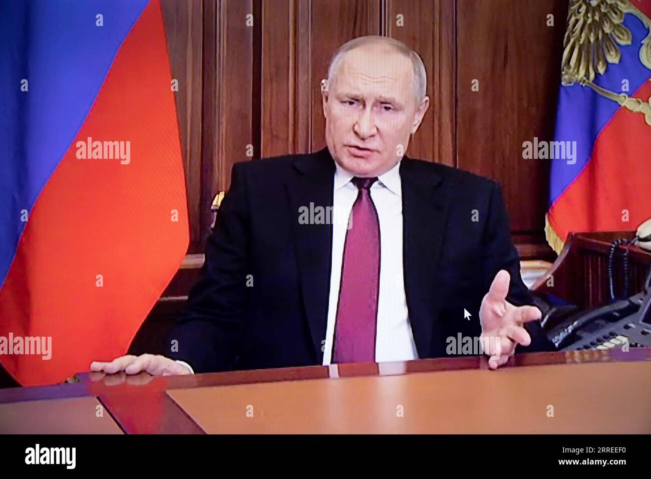 220224 -- MOSKAU, 24. Februar 2022 -- das Foto vom 24. Februar 2022 zeigt einen Bildschirm, auf dem der russische Präsident Wladimir Putin während einer Fernsehansprache in Moskau, Russland, spricht. Putin hat am Donnerstag eine besondere Militäroperation als Reaktion auf den Appell der Führer der Republiken in der Donbass-Region genehmigt. RUSSLAND-MOSKAU-PUTIN-FERNSEHADRESSE BaixXueqi PUBLICATIONxNOTxINxCHN Stockfoto
