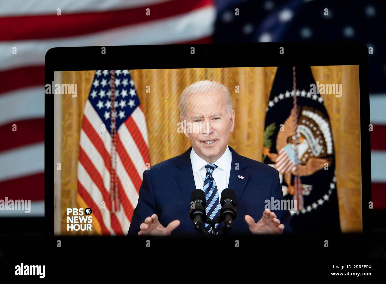 220224 -- WASHINGTON, 24. Februar 2022 -- das Foto, das am 24. Februar 2022 in Arlington, Virginia, USA aufgenommen wurde, zeigt einen Bildschirm, auf dem US-Präsident Joe Biden in einem Live-Stream von PBS News Bemerkungen zu Russland und der Ukraine vorträgt. Biden kündigte am Donnerstag zusätzliche Sanktionen gegen Russland und die Entsendung weiterer Truppen nach Europa an, da sich die Konflikte in der Ukraine weiter entwickeln. US-WASHINGTON, D.C.-BIDEN-UKRAINE KRISE LIUXJIE PUBLICATIONXNOTXINXCHN Stockfoto