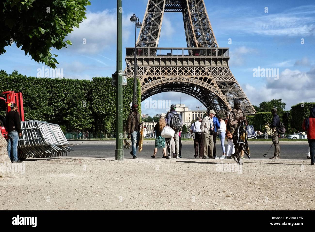 Am Morgen auf den Champs de Mars, Paris, Frankreich, arbeiten Straßenverkäufer und Souvenirverkäufer daran, Andenken an den Eiffelturm an Touristen zu verkaufen Stockfoto