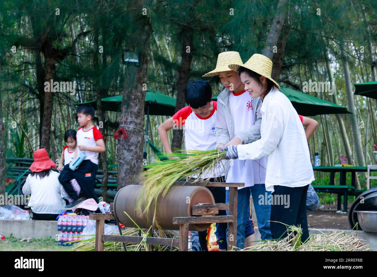 220225 -- HAIKOU, 25. Februar 2022 -- Wu Shaoyu 1st, R zeigt den Produktionsprozess traditioneller Hainan-Zuckerfabrikate, während sie ein Video im Dorf Xuelan in Danzhou, Südchinesische Provinz Hainan, am 6. November 2021 aufnimmt. FÜR ganz China: Die traditionelle Zuckerherstellung erweist sich als lukratives Geschäft in Chinas Hainan CHINA-HAINAN-TRADITIONELLER ZUCKERHERSTELLUNGSBETRIEB CN Xinhua PUBLICATIONxNOTxINxCHN Stockfoto