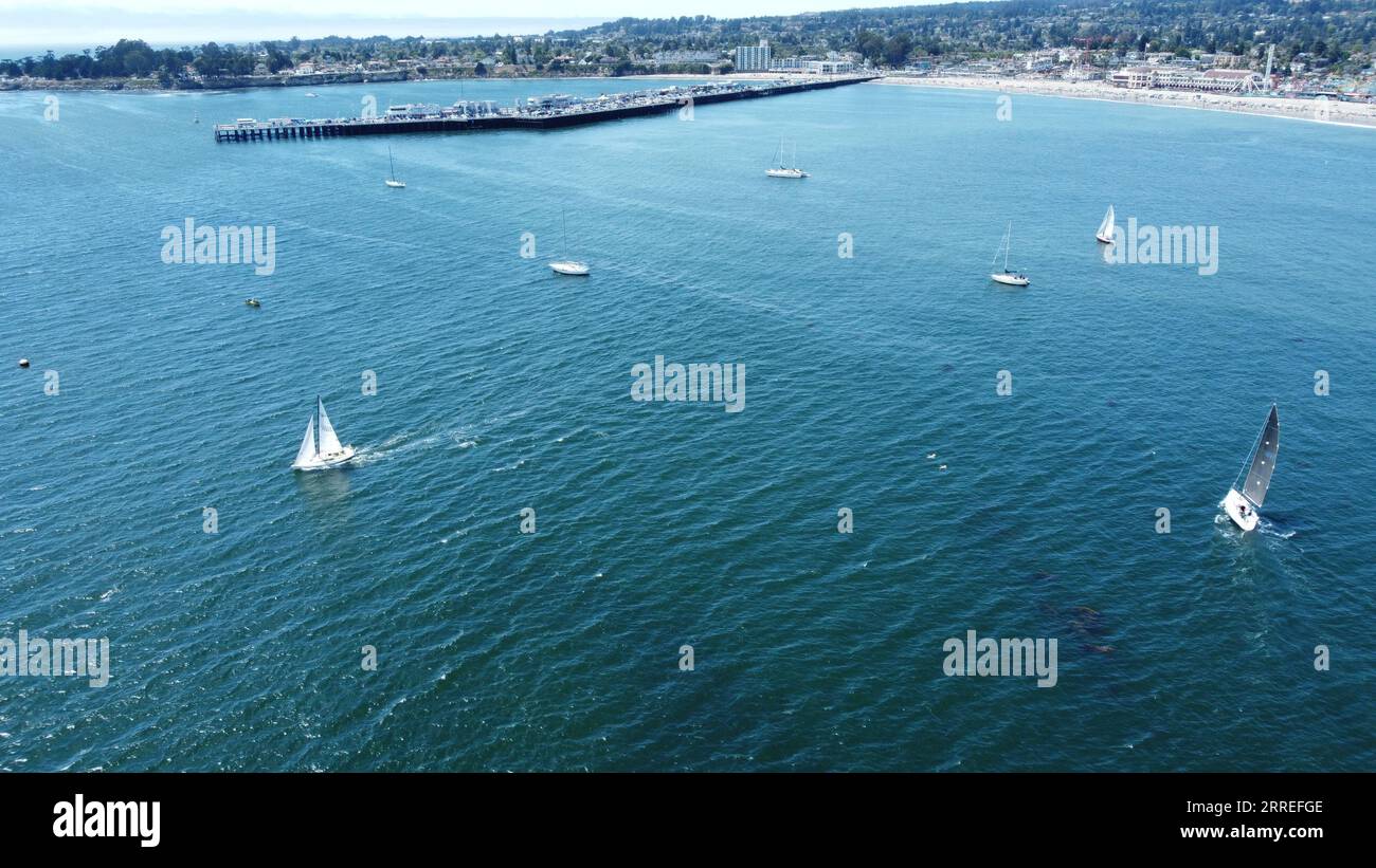 Santa Cruz Warf Mit Blauem Wasser Stockfoto