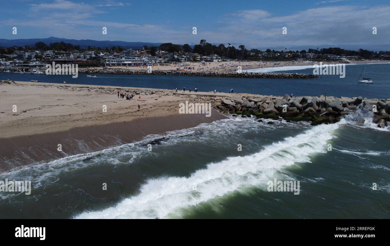 Weiße Wellen mit Strand und Felsen Stockfoto