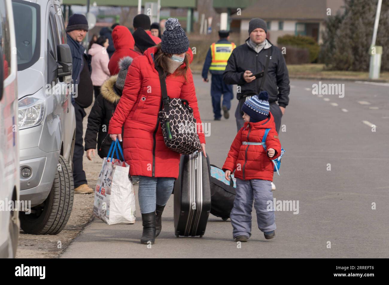 220226 -- BUDAPEST, 26. Februar 2022 -- Menschen aus der Ukraine kommen am 26. Februar 2022 in Beregsurany im Osten Ungarns an. Foto von /Xinhua HUNGARY-BEREGSURANY-PEOPLE LEAVING UKRAINE AttilaxVolgyi PUBLICATIONxNOTxINxCHN 220226 -- BUDAPEST, 26. Februar 2022 -- Menschen aus der Ukraine kommen am 26. Februar 2022 in Beregsurany im Osten Ungarns an. Foto AttilaxVolgyixviaxwww.imago-images.de PUBLICATIONxNOTxINxCHN Imago Images 1010162672 Stockfoto