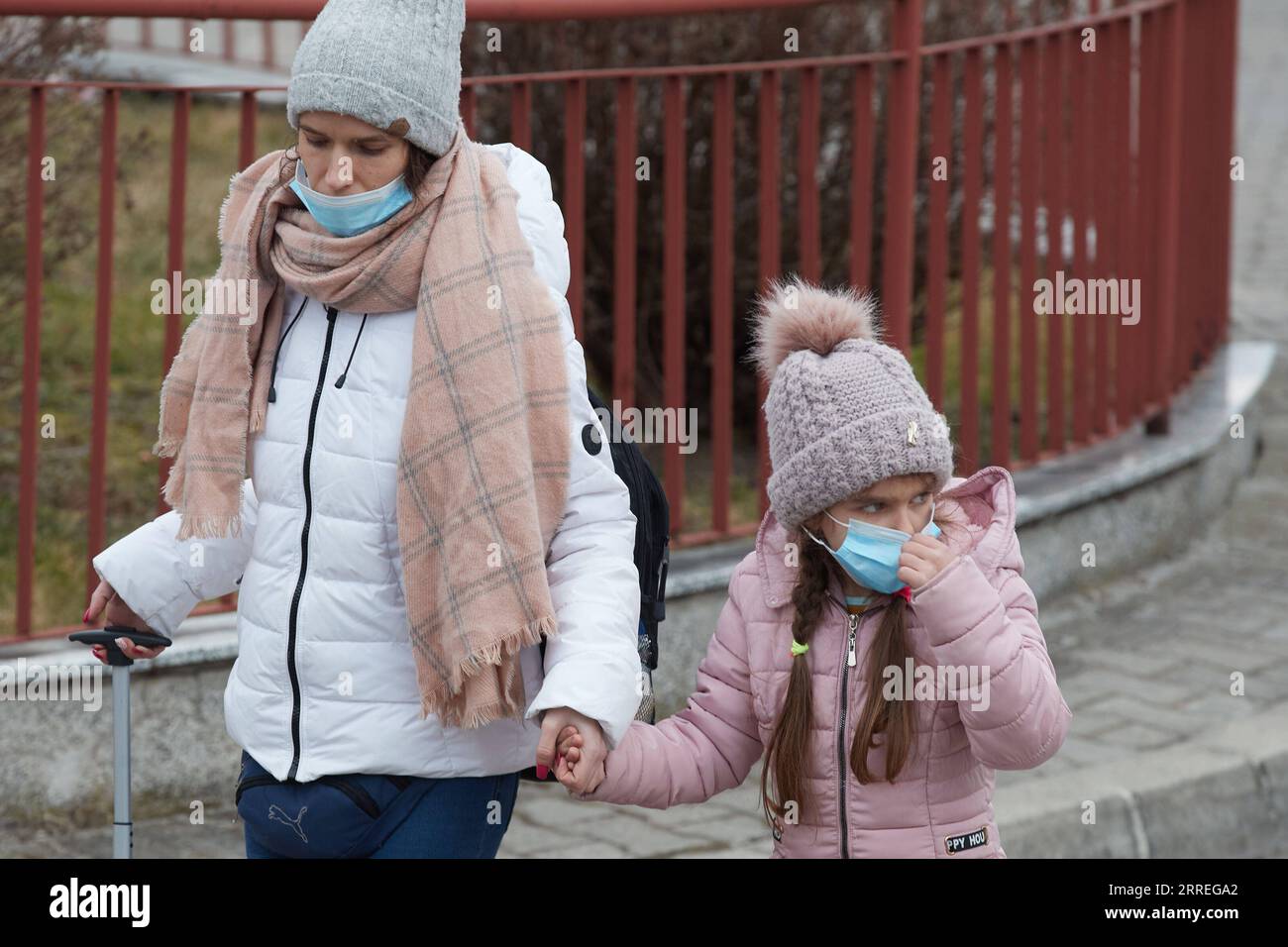 220228 -- PRZEMYSL, 28. Februar 2022 -- am Przemysl Bahnhof in Przemysl, Polen, 27. Februar 2022 gehen Menschen aus dem Zoll. Vor kurzem kam eine große Zahl ukrainischer Menschen mit dem Zug nach Przemysl. POLEN-PRZEMYSL-BAHNHOF MengxDingbo PUBLICATIONxNOTxINxCHN Stockfoto