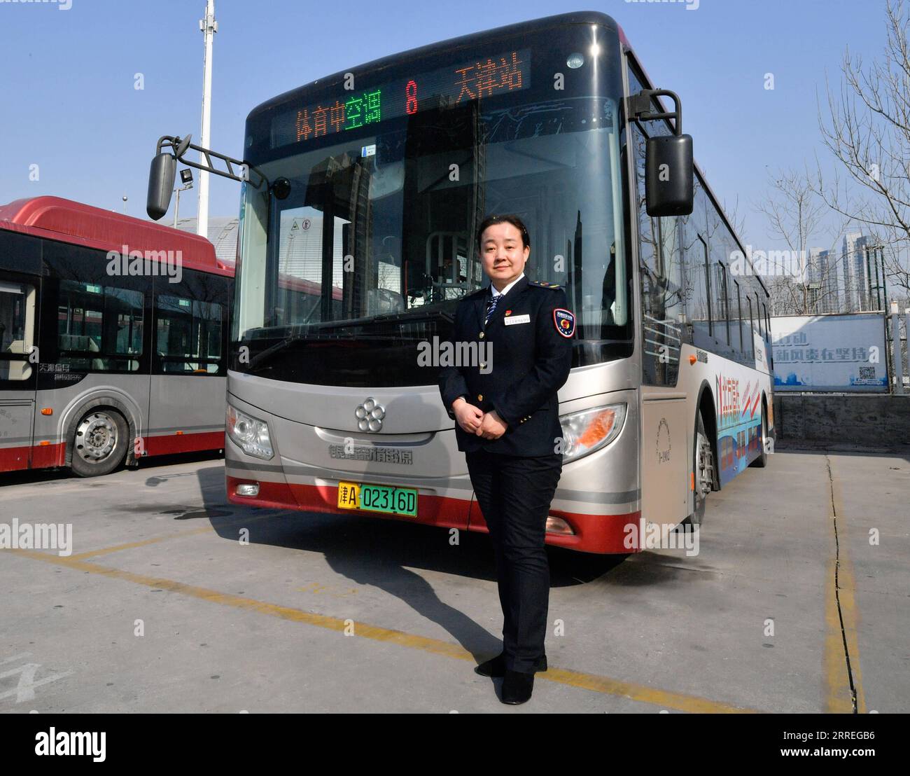 220228 -- TIANJIN, 28. Februar 2022 -- Wang Yan posiert für ein Foto an einer Bushaltestelle im nordchinesischen Tianjin, 24. Februar 2022. Tianjin Busfahrer Wang Yan ist ein NPC-Stellvertreter des Nationalen Volkskongresses. Seit ihrer Amtsübernahme im Jahr 2018 hat Wang dem NPC weiterhin Vorschläge unterbreitet, die eine Vielzahl von Bereichen abdecken, wie Transport und Gesundheitsfürsorge. Als Busfahrerin macht sie das Beste aus ihrer Arbeit, hört sich die Meinungen ihrer Passagiere an und formuliert Vorschläge, die Einfluss auf die Regierungspolitik haben können. Dieses Jahr ist das letzte Jahr ihrer Amtszeit als NPC-Stellvertreterin, Wang wird einen Vorschlag unterbreiten Stockfoto