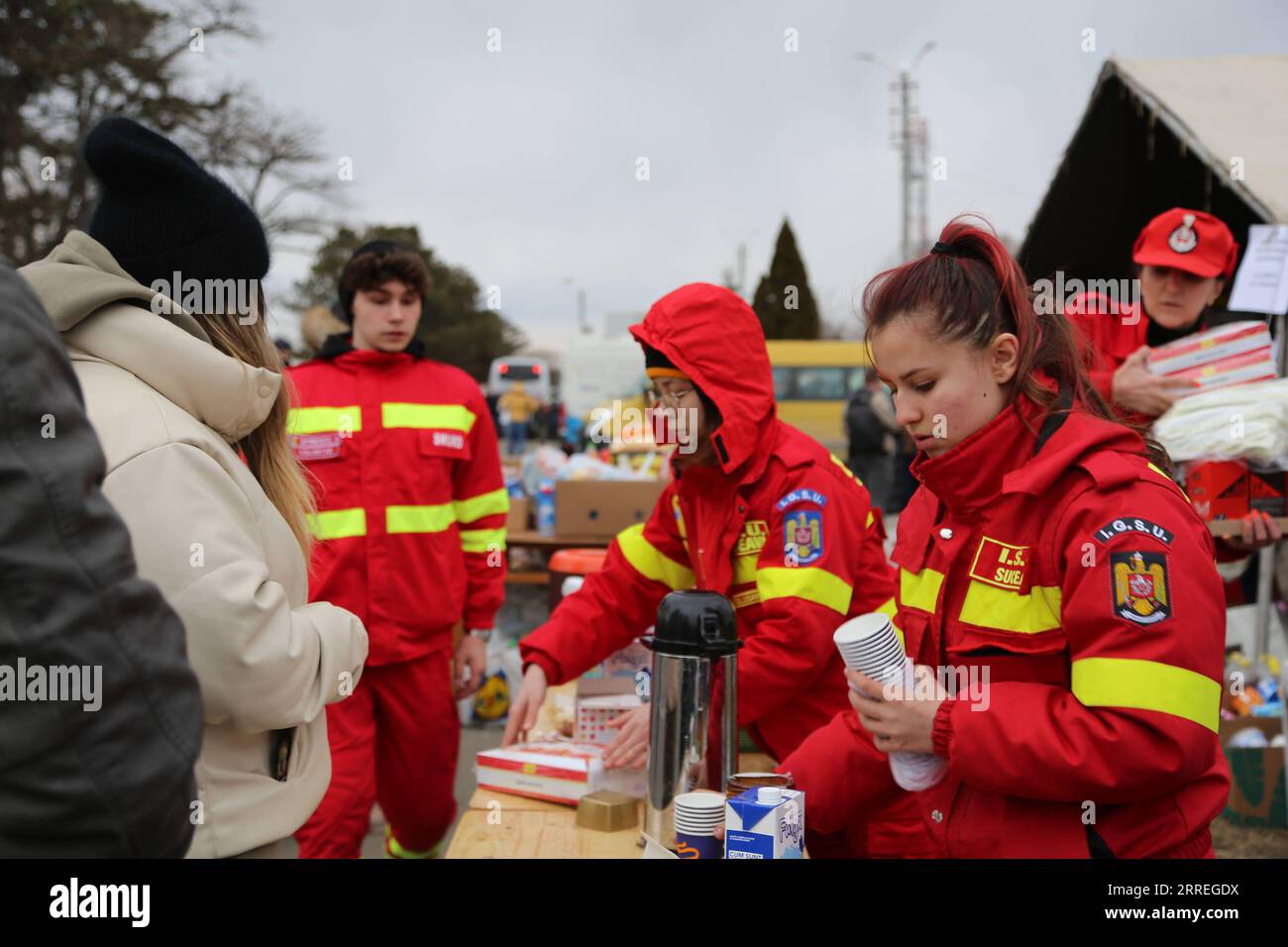 220228 -- SIRET, 28. Februar 2022 Xinhua -- Mitarbeiter versorgen ukrainische Menschen in Siret, Rumänien, am 27. Februar 2022 mit Heißgetränken. In jüngster Zeit ist eine große Zahl ukrainischer Menschen an den Grenzen zu Rumänien angekommen. Xinhua/Lin Huifen SIRET *** 220228 SIRET, 28. Februar 2022 Mitarbeiter von Xinhua versorgen ukrainische Menschen in Siret, Rumänien, 27. Februar 2022 mit Heißgetränken vor kurzem ist eine große Zahl ukrainischer Menschen an den Grenzen zu Rumänien angekommen Xinhua Lin Huifen SIRET Stockfoto