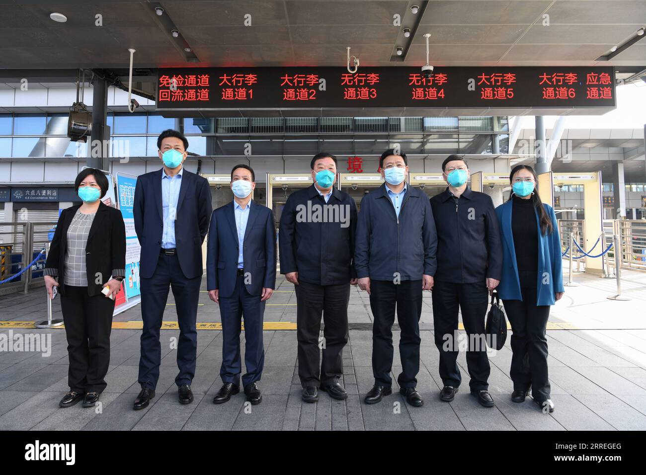 220228 -- SHENZHEN, 28. Februar 2022 Xinhua -- das dritte Team von Gesundheitsexperten und Personal auf dem Festland trifft am 28. Februar 2022 im südchinesischen Shenzhen Bay Port ein. Das Team besteht aus fünf Experten, wobei Liang Wannian, Leiter des Expertengremiums für COVID-19-Reaktionen unter der chinesischen Nationalen Gesundheitskommission NHC, Teamleiter ist. Die Experten werden Ratschläge geben und ihre Erfahrungen mit klinischen medizinischen Experten in Hongkong über die kritische Versorgung von COVID-19-Patienten und Möglichkeiten zur Verringerung der Anzahl von Infektionen und der Sterblichkeitsrate der Epidemie austauschen. Xinhua/Liang Xu Shenzhen CHINA *** 220228 SHENZHEN, 28. Februar 2 Stockfoto