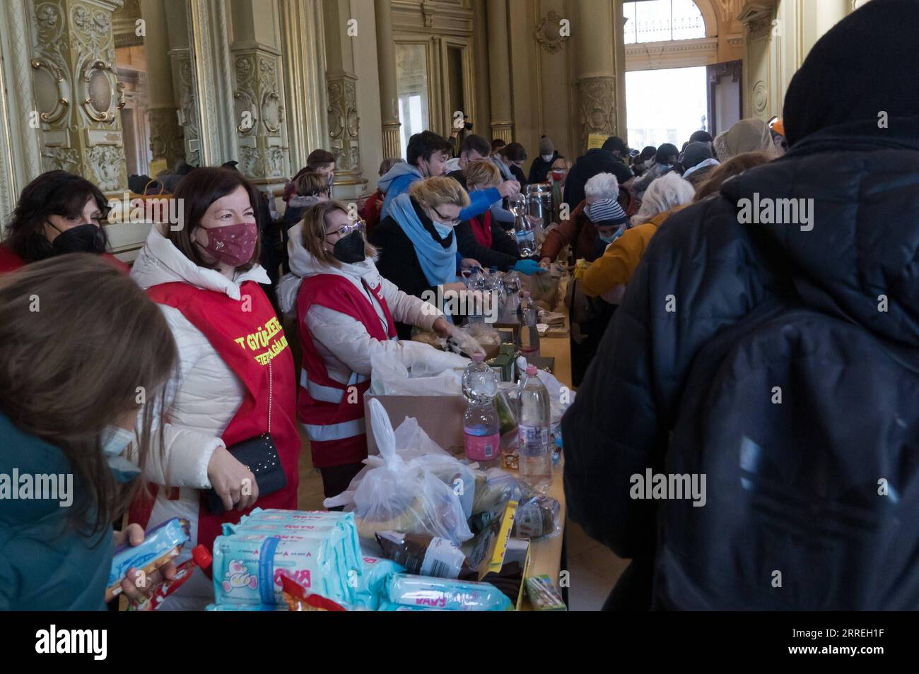 220301 -- BUDAPEST, 1. März 2022 -- Freiwillige helfen Menschen, die am 1. März 2022 am Westbahnhof in Budapest, Ungarn, aus der Ukraine fliehen. Foto von /Xinhua HUNGARY-BUDAPEST-VOLUNTEERS AttilaxVolgyi PUBLICATIONxNOTxINxCHN Stockfoto