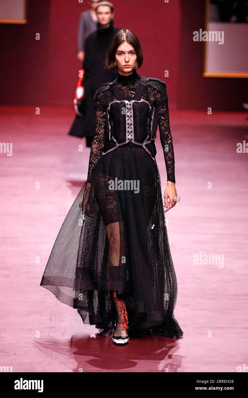220301 -- PARIS, 1. März 2022 -- Models präsentieren Kreationen von Christian Diors Herbst/Winter 2022 Ready-to-Wear Kollektionen während der Paris Fashion Week in Paris, Frankreich, am 1. März 2022. Foto von /Xinhua FRANCE-PARIS-FASHION WEEK-CHRISTIAN DIOR PieroxBiasion PUBLICATIONxNOTxINxCHN Stockfoto